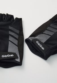 Černé rukavice s krátkými prsty vyrobené z texturované látky, s bílými tečkovanými vzory a logem s nápisem "GripGrab."
