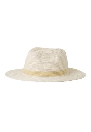 Jasnobeżowy pleciony kapelusz fedora z szerokim rondem i pasującą beżową opaską u podstawy korony.