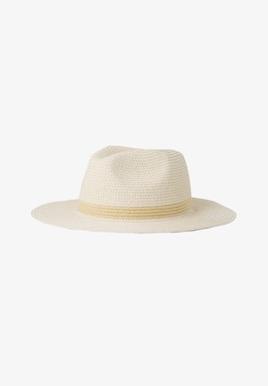 Jasnobeżowy pleciony kapelusz fedora z szerokim rondem i pasującą beżową opaską u podstawy korony.