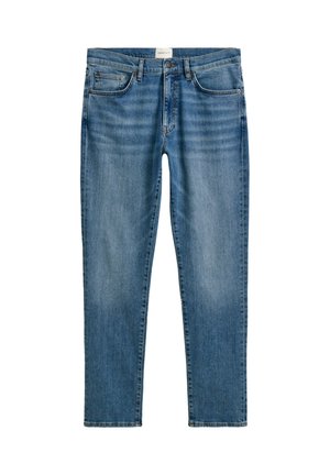 Jeans in denim azzurro chiaro con vestibilità dritta, cinque tasche e chiusura con bottone. Presentano sbiadimenti e leggere pieghe nella parte anteriore.