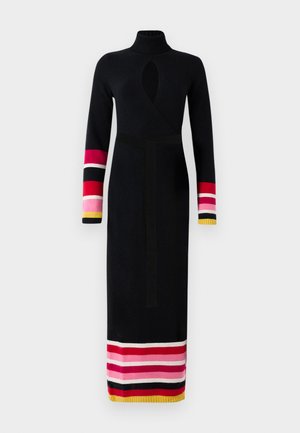 Neulemustekki musta mekko, jossa on korkea kaulus, kietoutumismallinen muotoilu ja pitkät hihat, joissa on värikkäitä raitoja vaaleanpunaisena, punaisena ja keltaisena hihansuissa ja helmassa.