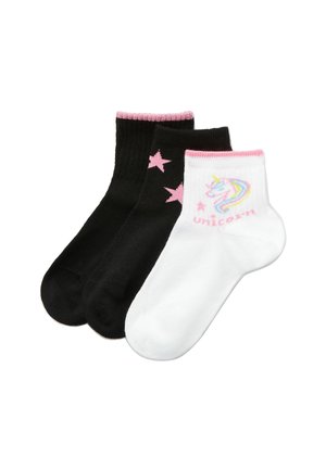 Tre paia di calzini alla caviglia: uno nero con stelle rosa, uno completamente nero e uno bianco con un design di unicorno e accenti rosa.