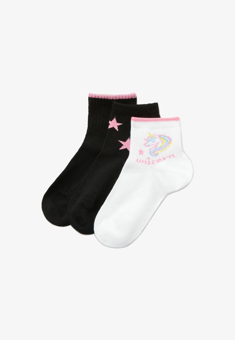 Drei Paar Knöchelsocken: ein Paar schwarz mit pinken Sternen, ein einfarbig schwarzes Paar und ein Paar weiß mit einem Einhorn-Motiv und pinken Akzenten.