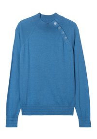 Pull en tricot bleu avec un col haut côtelé, comprenant un détail de boutons sur le côté et des poignets ajustés. Texture lisse, coupe régulière.