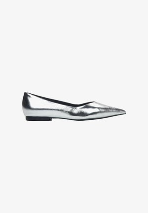 Metallisch zilveren ballet flats met een spitse neus en een lage zwarte hak, met een gladde, glanzende oppervlakte zonder zichtbare patronen of accenten.