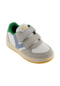 Witte en grijze sneaker met groene accenten, klittenbandsluitingen, suède en synthetische materialen, geperforeerd ontwerp en een gele rubberen zool.