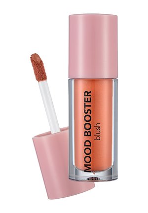 Transparente Tube mit pfirsichfarbenem Mood Booster Flüssigrouge, rosa Deckel und Applikatorstab mit strukturierter Spitze und Produkt.