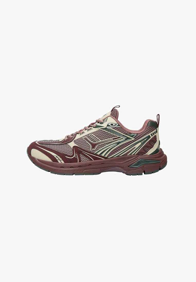 Sportliche Schuhe mit einem maronenfarbigen und cremefarbenen Obermaterial, das aus Netz- und Synthetikpaneelen besteht, einer strukturierten Sohle, grünen Akzenten und einem gepolsterten Design.