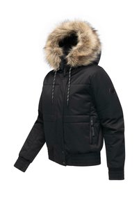 Geacă puffer neagră cu glugă căptușită cu blană sintetică. Caracteristici: buzunar cu fermoar, manșete cu tiv ondulat și talie ajustată. Suprafață texturată.