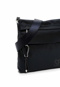 Borsa a tracolla nera in nylon con superficie texture, dotata di una fascia larga, hardware in argento e chiusura con zip nella parte superiore.
