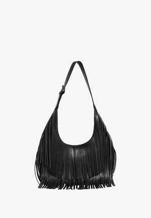 Bolso de hombro de cuero negro con detalles de flecos. Textura suave, forma curva y correa ajustable con un detalle de hebilla metálica.