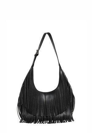 Sac à bandoulière en cuir noir avec des détails à franges. Texture lisse, forme courbée, et sangle ajustable avec une boucle en métal en accent.