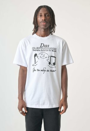 Weißes Baumwoll-T-Shirt mit schwarzen grafischen Texten und Designs, darunter ein lächelnder Charakter und Noten, mit einem lockeren Schnitt.