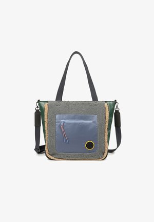 Bolso texturizado de múltiples colores que presenta telas en gris, verde y azul. Incluye un bolsillo frontal con cremallera y tiradores de cremallera multicolores, así como herrajes amarillos.