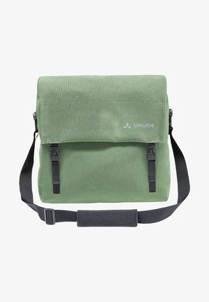 Borsa a tracolla verde con flap pieghevole, cinturino nero regolabile e logo VAUDE. Realizzata in tessuto resistente con una finitura testurizzata.