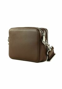 Borsa a tracolla in pelle marrone con forma quadrata, zip argentata e tracolla regolabile. Texture liscia con dettagli di cucitura ordinati.