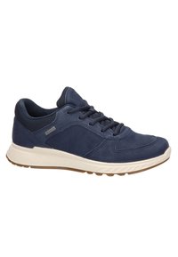 Marineblaue Sneaker mit einer Mischung aus Wildleder und Netzmaterial, ausgestattet mit runden Schnürsenkeln, einer gepolsterten weißen Sohle und einer strukturierten Gummisohle.