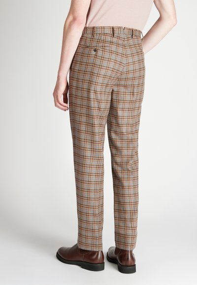 Bruine plaid broek met een getailleerde pasvorm, voorzien van beige, blauwe en oranje lijnen, en twee achterzakken met knoopsluitingen.
