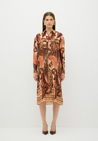 Knopf-auf-langem Kleid im mehrfarbigen Paisley-Druck auf beiger Basis, mit langen Ärmeln und Midi-Länge.