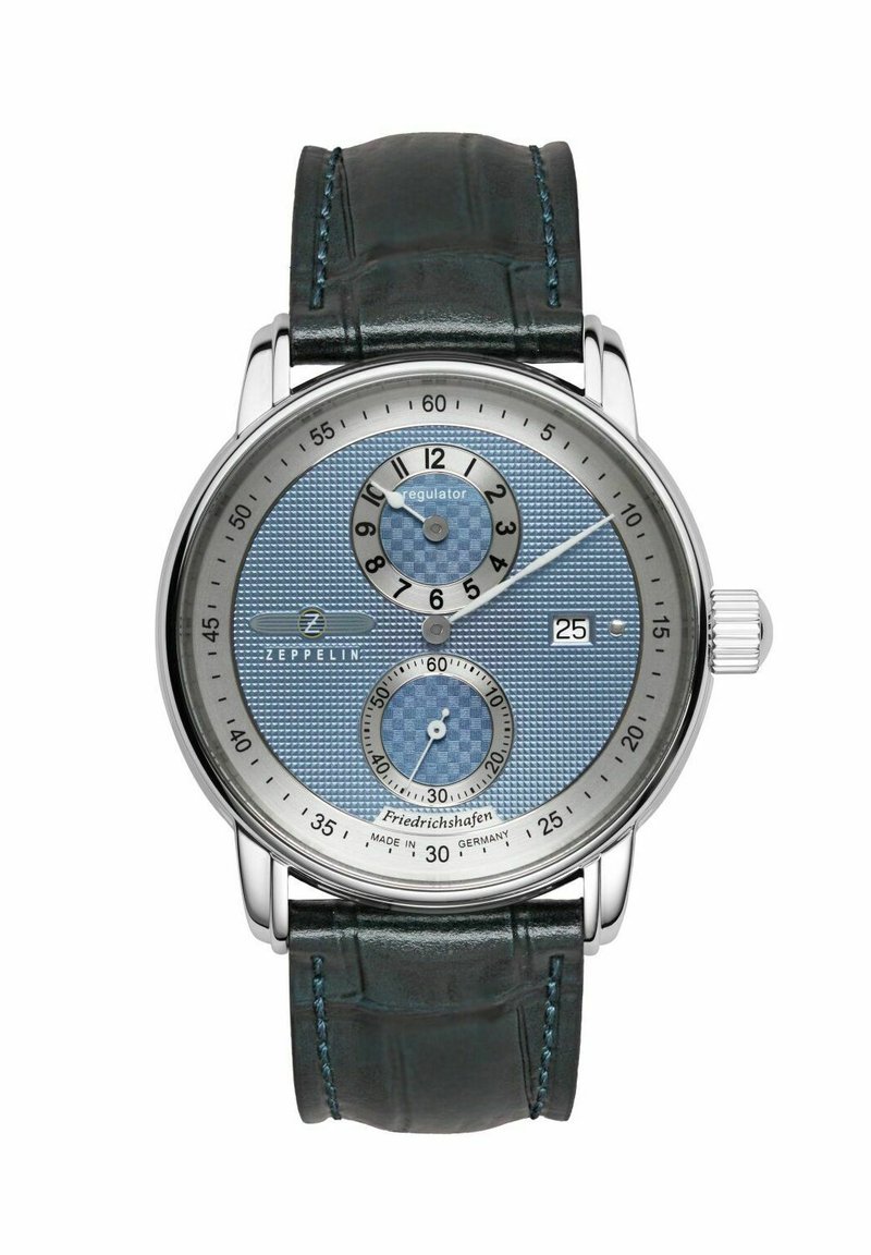 Zilveren chronograafhorloge met een blauwe gestructureerde wijzerplaat, twee subdialen en een donkergroene leren band, met een gepolijst roestvrijstalen kast.