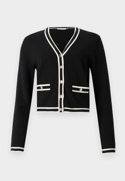 Cardigan preto cropped com mangas longas, com detalhes em branco na gola e nos bolsos, cinco botões na parte da frente, textura suave.