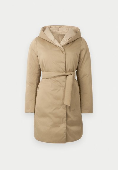 Beige oppustet jakke med hætte, belagt talje og lange ærmer. Har en glat tekstur og en knaplukning foran.