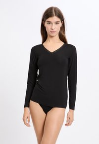 Czarna bluzka z długim rękawem i dekoltem w serek, z teksturowanymi akcentami przy kołnierzu, wykonana z gładkiego materiału, który dobrze dopasowuje się do ciała.