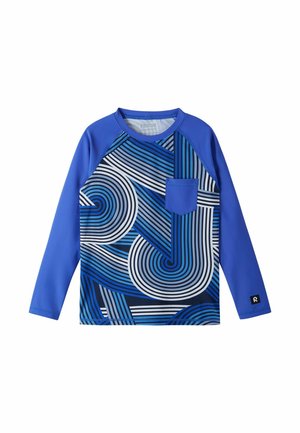 Niebieska koszula z długim rękawem z abstrakcyjnymi geometrycznymi wzorami spirali i pasków w odcieniach niebieskiego, czarnego i białego, z małą kieszonką na piersi.