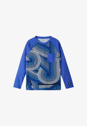 Niebieska koszula z długim rękawem z abstrakcyjnymi geometrycznymi wzorami spirali i pasków w odcieniach niebieskiego, czarnego i białego, z małą kieszonką na piersi.