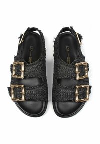 Sandalias de tela negra con dos hebillas en tono dorado, diseño de punta abierta y un acabado texturizado. Estructura clásica con una correa ajustable.