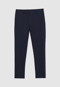 Pantaloni blu navy realizzati in tessuto liscio con vestibilità slim, dotati di tasche laterali e chiusura a bottone, mostrati distesi su uno sfondo neutro.