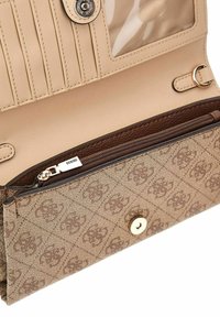 Portefeuille marron à motifs avec une surface texturée, intérieur beige, poche zippée, emplacements pour cartes et fenêtre d'identification transparente, sécurisé par un bouton pression.