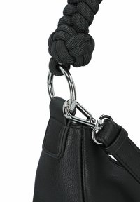 Borsa a mano in pelle nera con finitura testurizzata, manico matto intrecciato e anelli in metallo cromato per il fissaggio della tracolla.