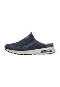 Des chaussures à enfiler avec une tige en tissu texturé bleu marine, des accents en cuir bleu foncé, une semelle rembourrée et un détail de coussin d'air transparent.