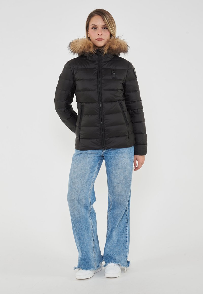 Tronchetto Donna Camperos Con Tacco In Legno Cono 7cm A Punta In Camoscio Nero Zip Laterale Attillato Alla Caviglia