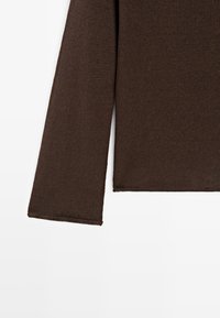 Pull tricoté marron à manches longues avec un bord simple et rond, présenté sur un fond blanc.