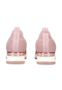 Les baskets en maille rose présentent une tige texturée, une languette de tirage, et une semelle en caoutchouc blanche avec un accent réfléchissant en or rose au talon. Logo visible sur le talon.
