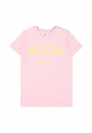 Roze baby-T-shirt met korte mouwen, voorzien van gele "MSGM MILANO" tekst en twee drukknoopjes op de linkerschouder voor gemakkelijk aantrekken.
