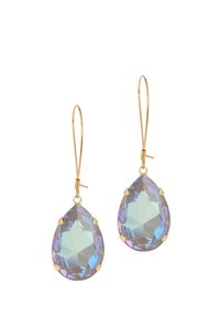 Gouden hangende oorbellen met grote, peervormige, iriserende edelstenen met facetterende oppervlakken en vierpootsinstellingen.