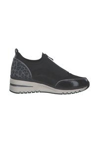 Scarpe da ginnastica nere con tomaia in tessuto, dettagli in pelle, un pannello con stampa leopardo e suola ammortizzata. Presentano lacci elastici e una linguetta per il supporto.