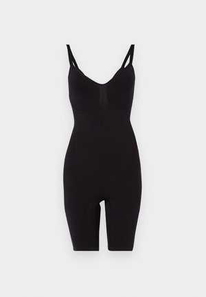 Czarny body z dekoltem w serek, cienkimi regulowanymi ramiączkami, dopasowanym fasonem i długością do połowy uda. Wykonany z gładkiej, elastycznej tkaniny.