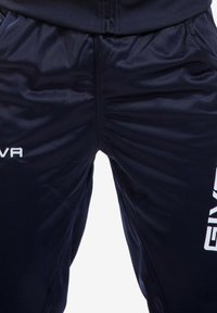 Pantaloni sportivi navy realizzati in tessuto liscio e leggero. Presentano un elastico in vita, gambe affusolate e un evidente dettaglio con logo bianco.