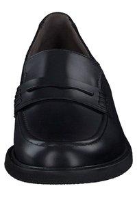 Mocassini in pelle nera con punta rotonda, dettaglio della fascia testurizzata sulla parte superiore e suola piatta in gomma bassa.