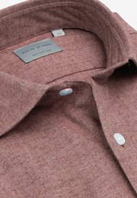 Rød og hvid stribet skjorte med klassisk krave, knaplukning og et tekstilmærke med "DAN JOHN" og "REGULAR" i en rektangulær lap.