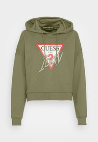 Olivově zelená krátká mikina s kapucí na stažení, s červeným trojúhelníkovým logem a stříbrným nápisem na přední straně. Žebrované manžety a lem.