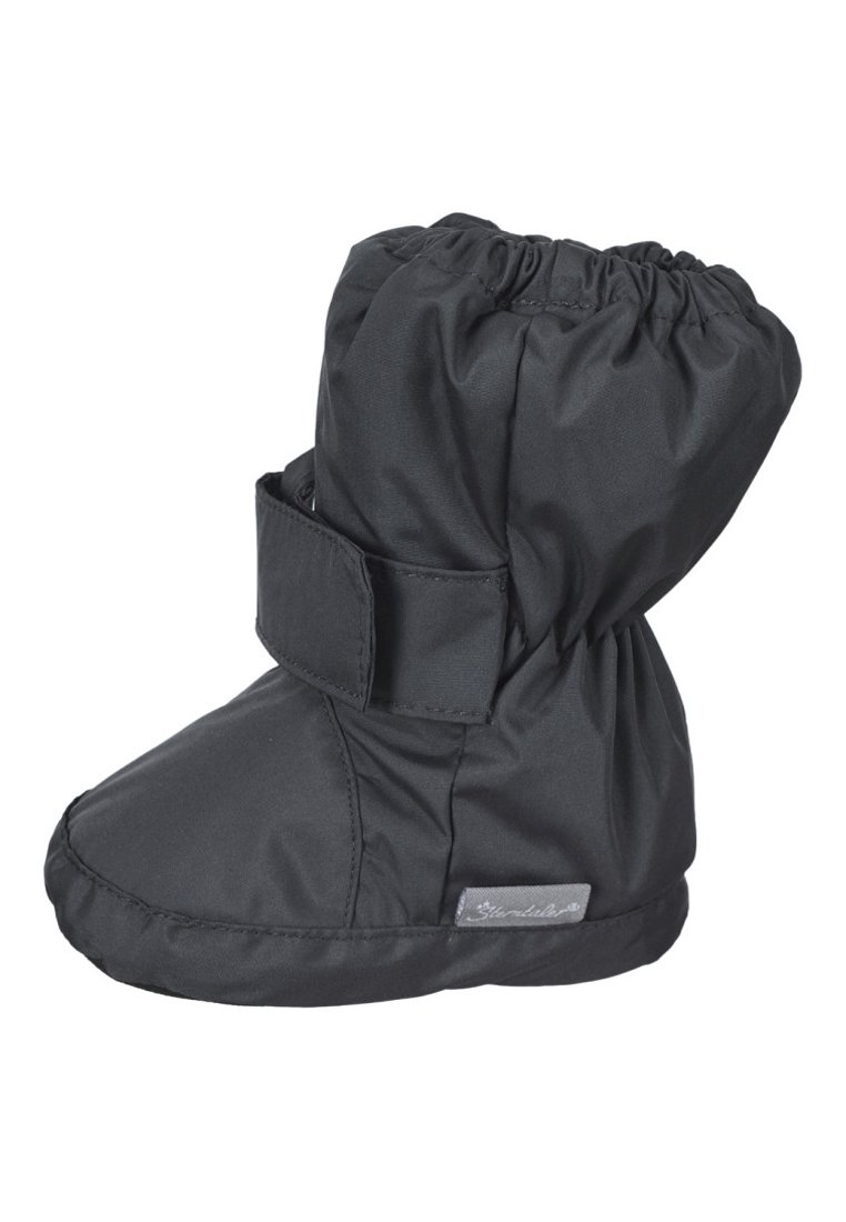 Czarna, wyściełana bootka z zaciągniętym wierzchem, rzepem i gładką teksturą. Posiada zaokrąglony czubek oraz metkę z logo po boku.