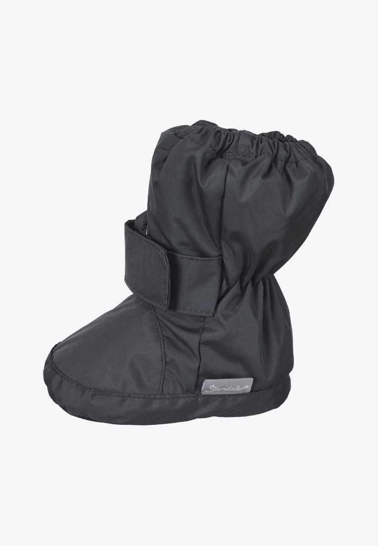 Czarna, wyściełana bootka z zaciągniętym wierzchem, rzepem i gładką teksturą. Posiada zaokrąglony czubek oraz metkę z logo po boku.