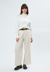 INFLUENCER TURTLENECK CABLE - Strickpullover - white