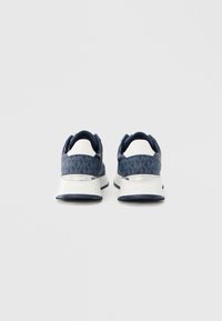 Marineblaue Sportschuhe mit einem Obermaterial aus texturiertem Stoff, weißen Akzenten, gepolstertem Kragen und glänzendem Ferseneinsatz. Gummisohle für guten Halt.