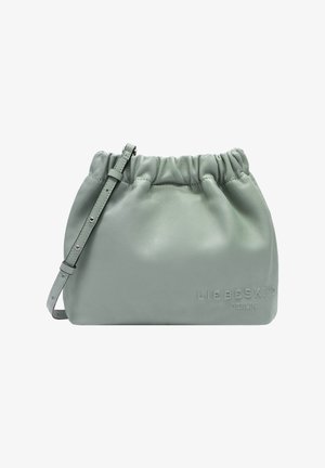 Borsa in morbida pelle verde con cima arricciata, tracolla regolabile e logo impresso. Texture liscia, design compatto, adatta per diverse occasioni.